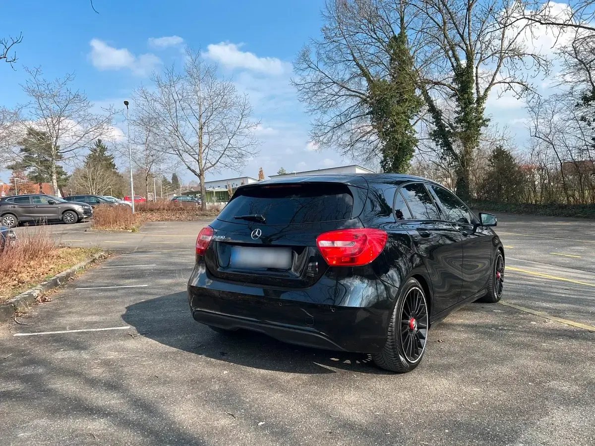 Gebraucht Mercedes A180 Night 122 PS (89 kW) 2013 Schwarz Kleinwagen