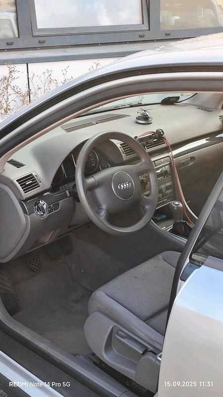 Silber Gebraucht 2002 Audi A4 Premium Limousine | 2.680 € - Bild 1/4