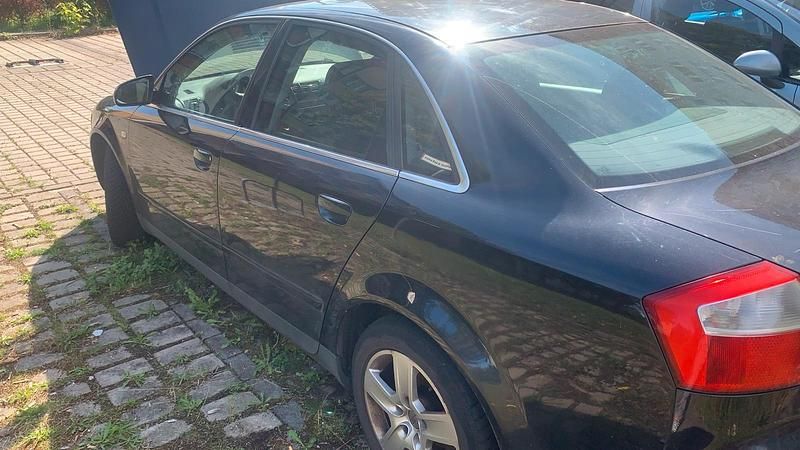 Schwarz Gebraucht 2002 Audi A4 Limousine | 950 € (Superpreis) - Bild 1/4