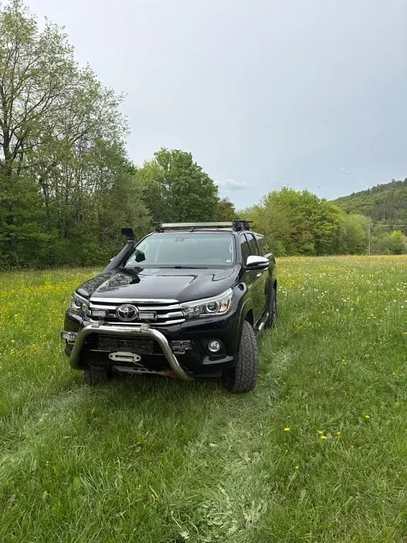 Używany Toyota HiLux 150 KM (110 kW) 2017 Czarny Pickup