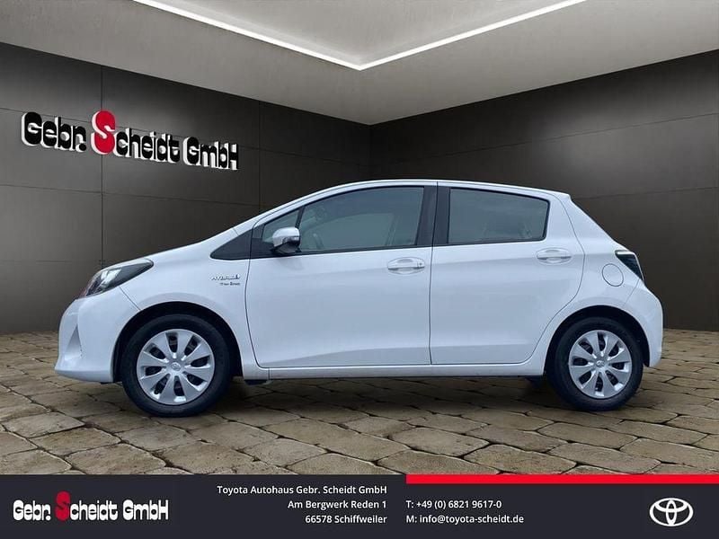 Gebraucht Toyota Yaris Hybrid Life 101 PS (74 kW) 2013 Weiß Kleinwagen