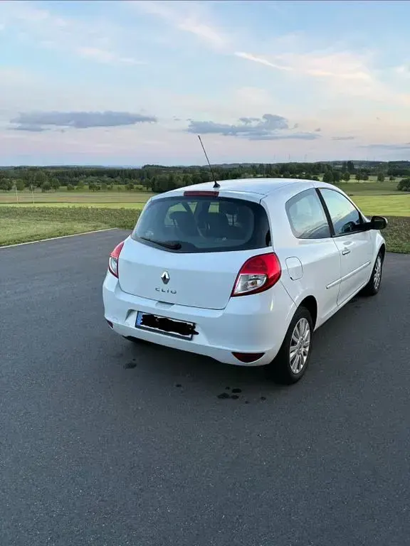 Gebraucht Renault Clio II Dynamique 75 PS (55 kW) 2010 Weiß Limousine