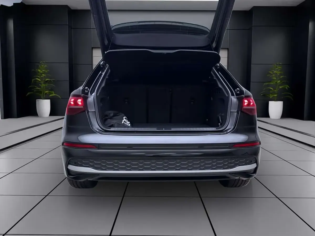 Second-hand Audi A3 Advanced 204 CP (150 kW) 2025 Negru Berlinǎ