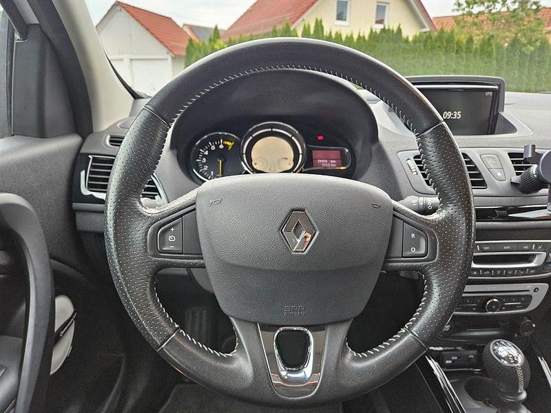 Gebraucht Renault Mégane Bose Edition 132 PS (97 kW) 2015 Weiß Limousine