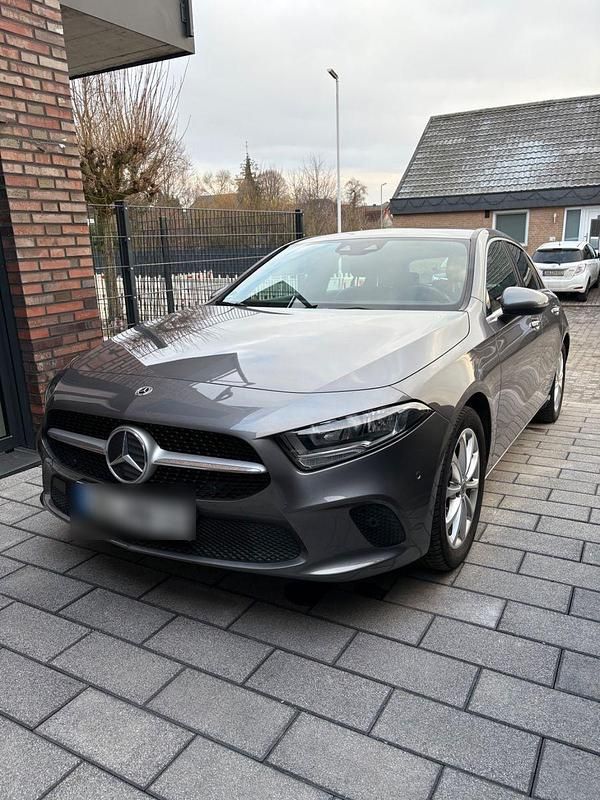 Gebraucht Mercedes A180 136 PS (100 kW) 2020 Grau Kleinwagen