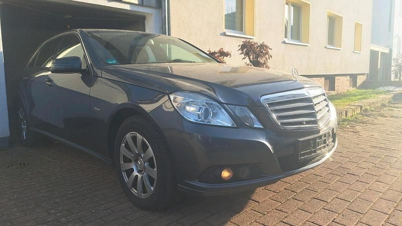 Grau Gebraucht 2009 Mercedes E220 Limousine | 7.950 € (Guter Preis) - Bild 1/4