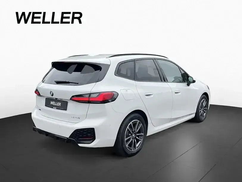 Gebraucht BMW 223 Active Tourer M Sport 204 PS (150 kW) 2025 Alpinweiss iii (weiß) Van / Kleinbus
