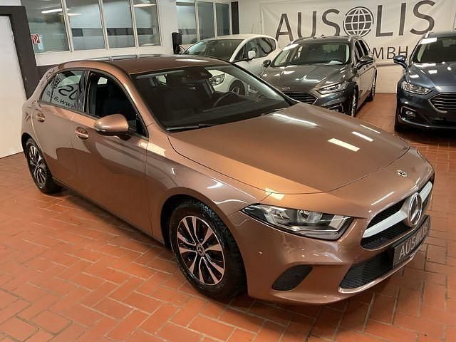Gebraucht Mercedes A180 Business 136 PS (100 kW) 2021 Rosegold  metalliclack Limousine