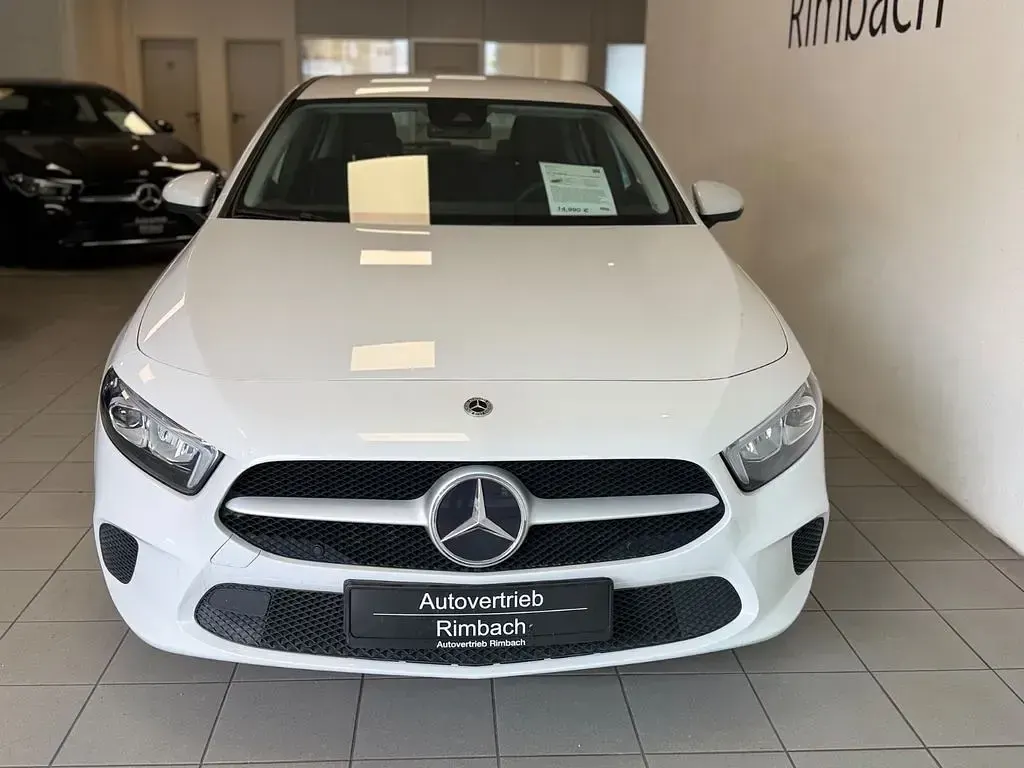 Gebraucht Mercedes A180 136 PS (100 kW) 2022 Weiß Limousine