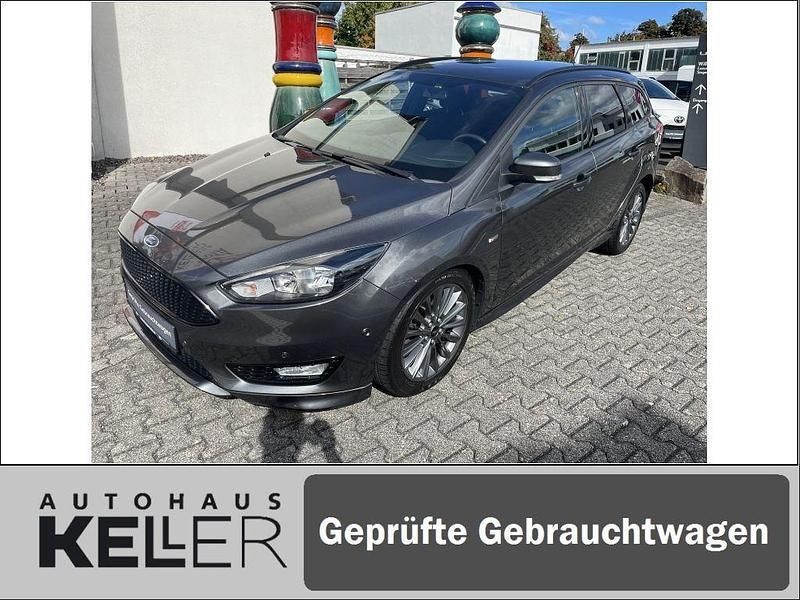 Grau Gebraucht 2017 Ford Focus ST-Line Limousine | 10.590 € (Teuer) - Bild 1/4