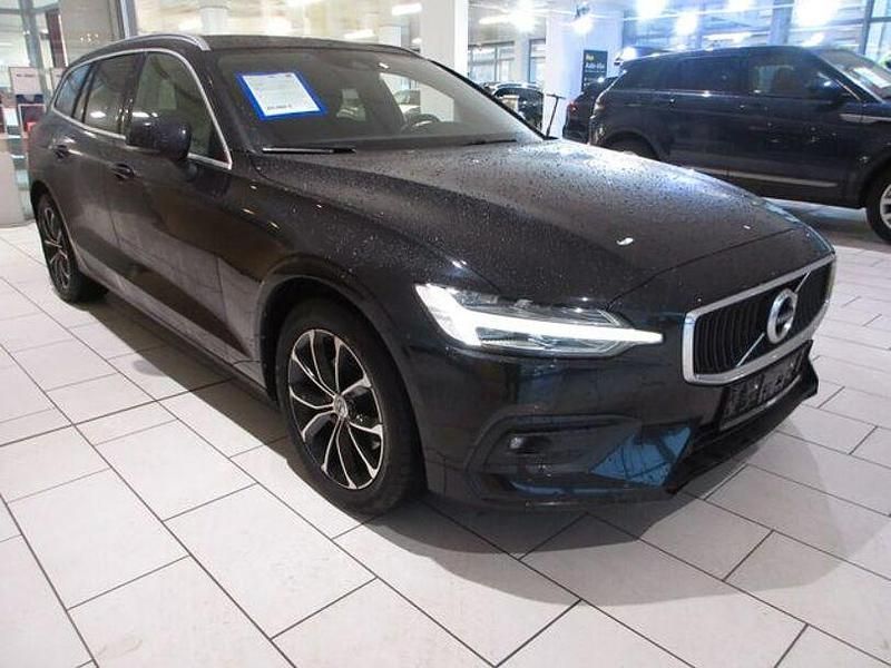 Gebraucht Volvo V60 Momentum 150 PS (110 kW) 2020 Onyx black / metallic Kombi
