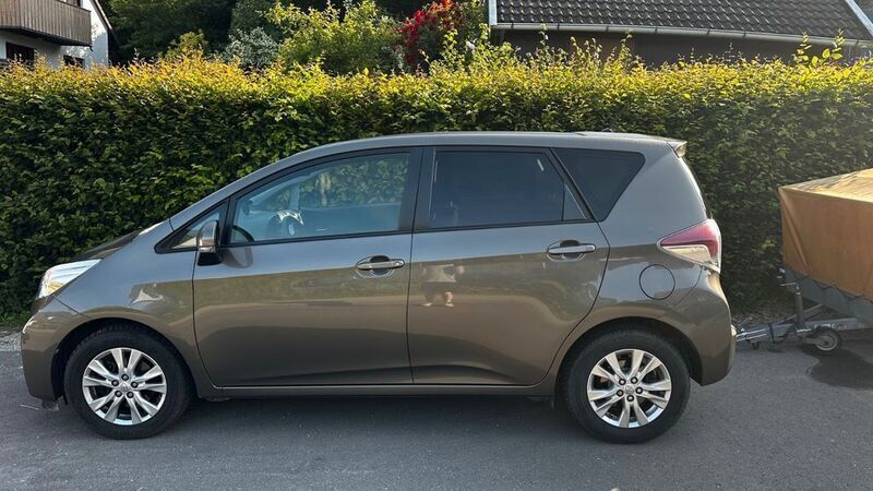 Braun Gebraucht 2015 Toyota Verso-S Life Van / Kleinbus | 7.999 € (Guter Preis) - Bild 1/4