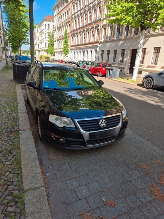 Schwarz Gebraucht 2010 VW Passat Highline Kombi | 2.999 € (Guter Preis) - Bild 1/4