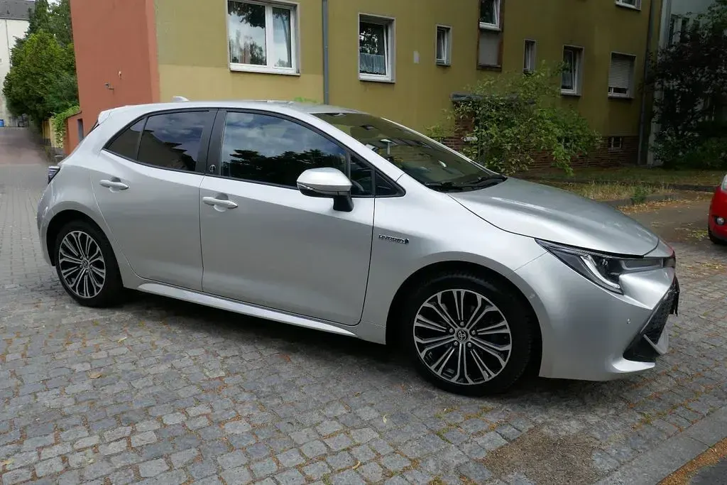 Gebraucht Toyota Corolla Hybrid Team 98 PS (72 kW) 2021 Precious silver Limousine