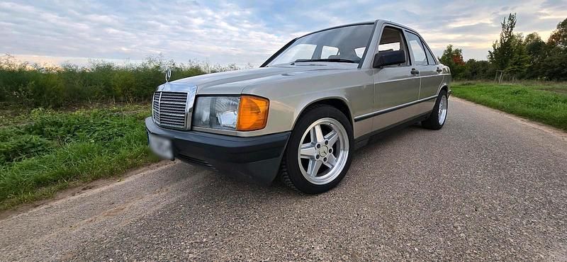Gebraucht Mercedes 190 113 PS (83 kW) 1985 Silber Limousine