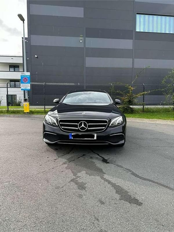 Schwarz Gebraucht 2019 Mercedes E220 Avantgarde Limousine | 26.000 € (Superpreis) - Bild 1/4