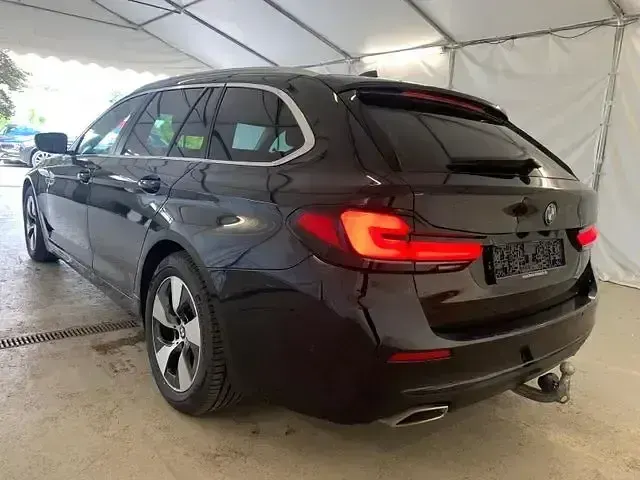 Gebraucht BMW 520 190 PS (139 kW) 2023 Black sapphire metallic Kombi