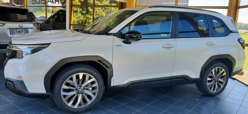 Crystal white Neu 2025 Subaru Forester Premium SUV | 41.490 € (Guter Preis) - Bild 1/4