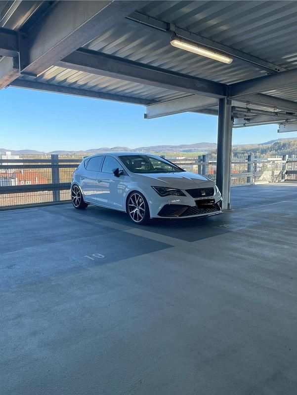 Grau Gebraucht 2020 Cupra Leon Limousine | 27.999 € (Etwas zu teuer) - Bild 1/4
