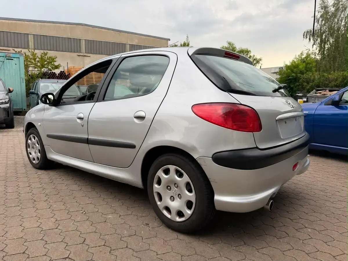 Gebraucht Peugeot 206 88 PS (64 kW) 2004 Silber Kleinwagen