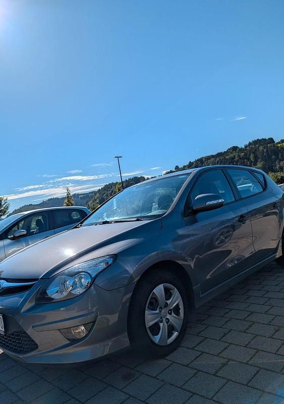 Gebraucht Hyundai i30 90 PS (66 kW) 2012 Grau Limousine
