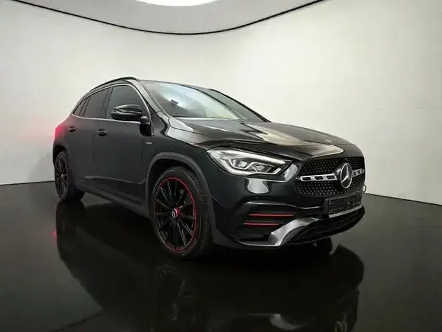 Gebraucht Mercedes GLA250 AMG line 224 PS (164 kW) 2020 Kosmosschwarz SUV