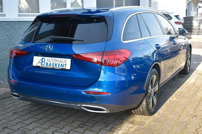 Gebraucht Mercedes C300e Avantgarde 313 PS (230 kW) 2024 Blau Limousine