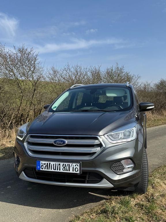 Gebraucht Ford Kuga Titanium 150 PS (110 kW) 2018 Grau SUV
