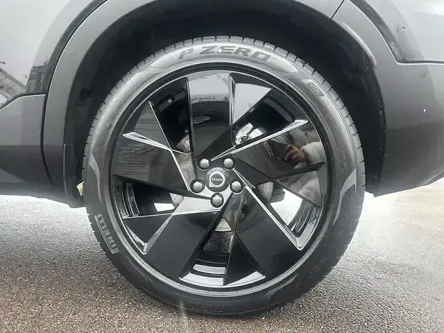 Gebraucht Volvo XC40 Plus 163 PS (119 kW) 2025 Onyx schwarz SUV