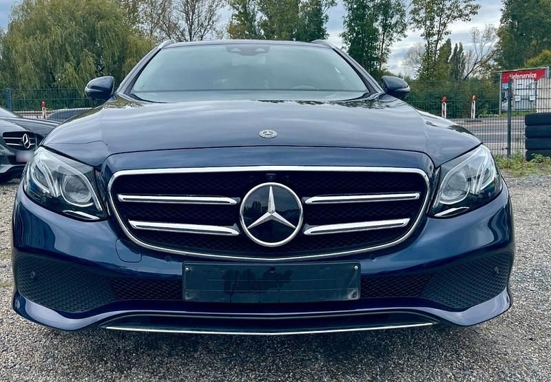 Gebraucht Mercedes E220 194 PS (142 kW) 2019 Blau Kombi