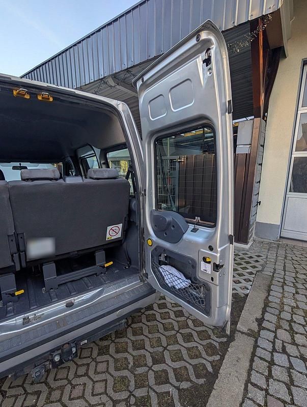 Gebraucht Ford Tourneo Connect 90 PS (66 kW) 2010 Silber Van / Kleinbus