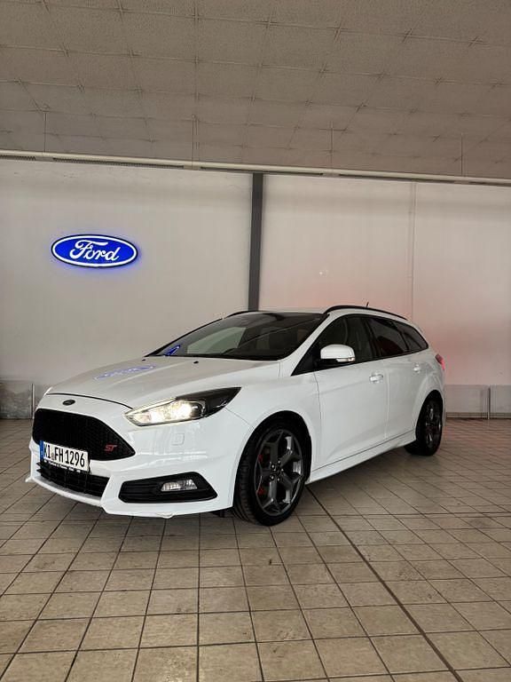 Gebraucht Ford Focus ST 250 PS (183 kW) 2017 Weiß Kombi