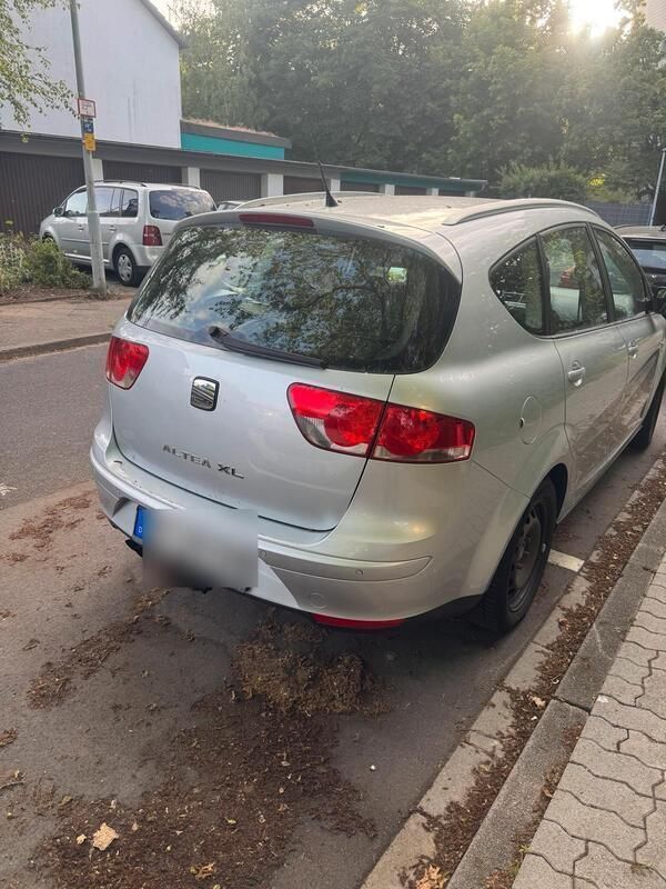 Silber Gebraucht 2010 Seat Altea XL Van / Kleinbus | 2.700 € (Fairer Preis) - Bild 1/4