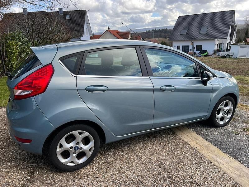 Gebraucht Ford Fiesta 97 PS (71 kW) 2010 Grau Kleinwagen