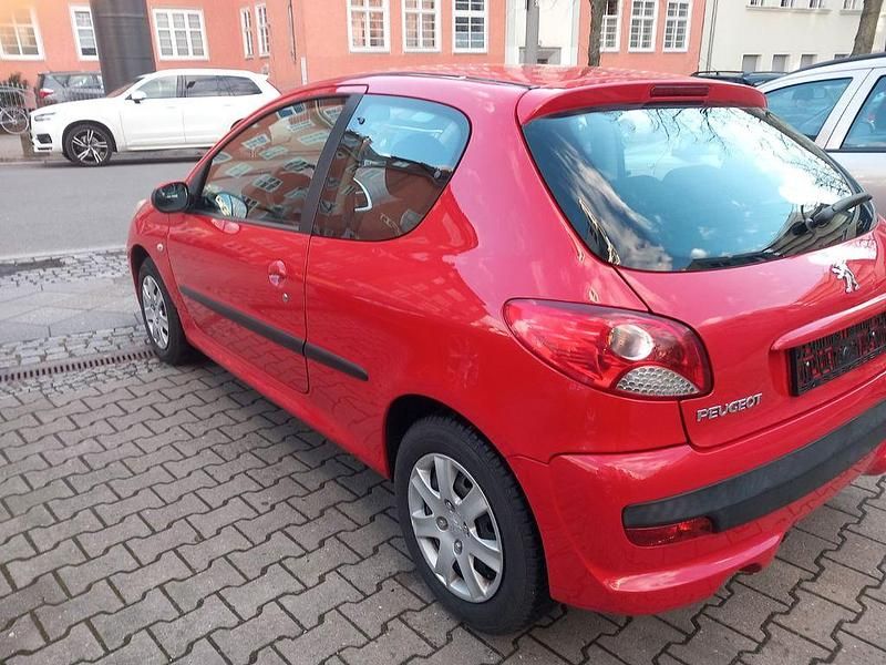 Gebraucht Peugeot 206 Basis 75 PS (55 kW) 2009 Farbe rot aden/flach standard Limousine