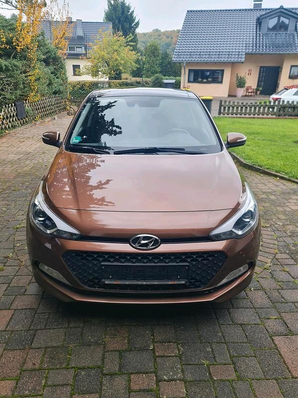 Braun Gebraucht 2015 Hyundai i20 Kleinwagen | 6.800 € (Fairer Preis) - Bild 1/4