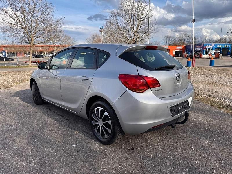 Gebraucht Opel Astra 87 PS (63 kW) 2011 Silber Limousine