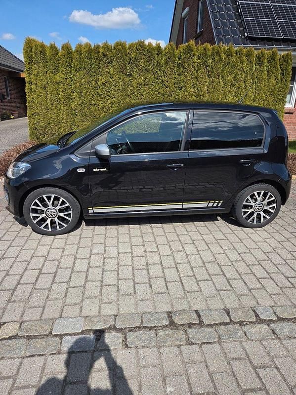 Second-hand VW up! 75 CP (55 kW) 2015 Negru Hatchback