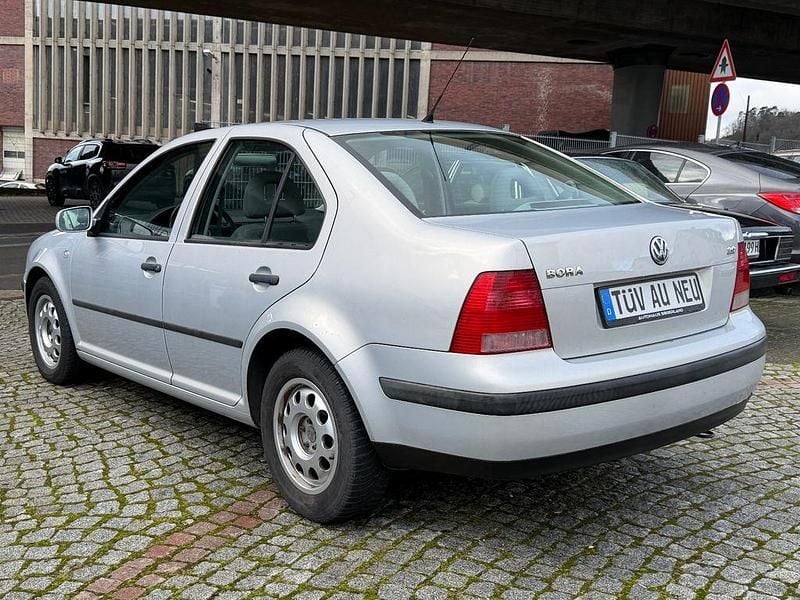 Second-hand VW Bora 116 CP (85 kW) 2000 Argintiu Berlinǎ