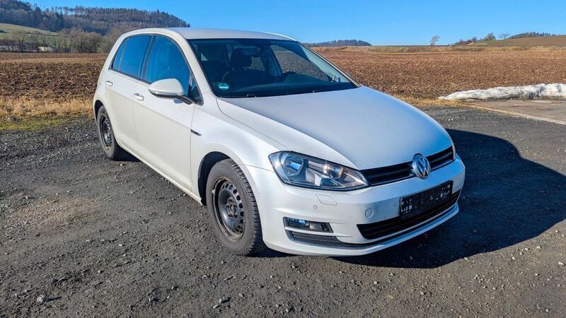 Weiß Gebraucht 2015 VW Golf VII LOUNGE Limousine | 8.300 € (Guter Preis) - Bild 1/4