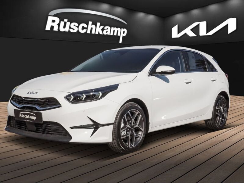 Weiss Neu 2025 Kia Ceed Limousine | 28.480 € (Etwas zu teuer) - Bild 1/4