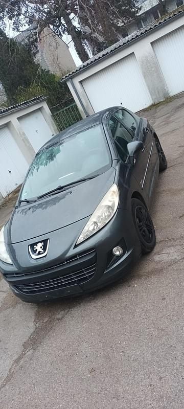 Grau Gebraucht 2012 Peugeot 207 Limousine | 800 € (Superpreis) - Bild 1/4