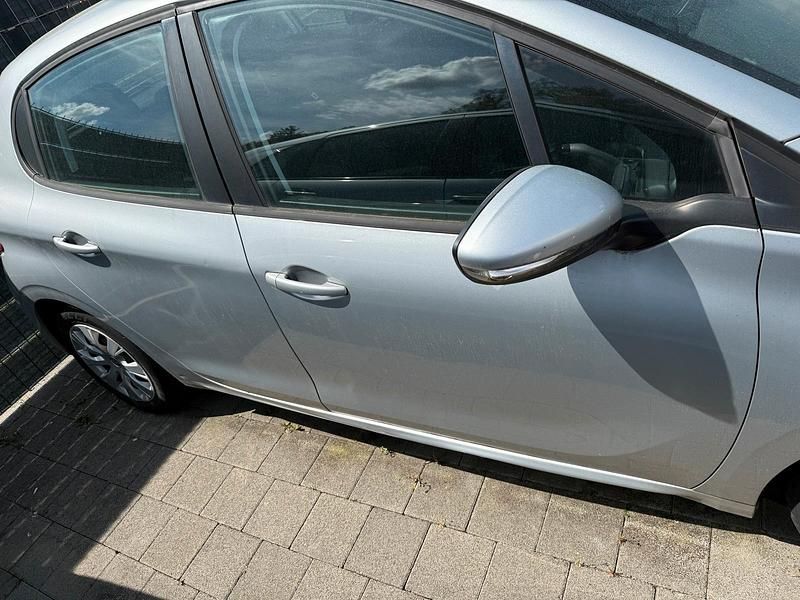 Gebraucht Peugeot 208 82 PS (60 kW) 2017 Silber Kleinwagen