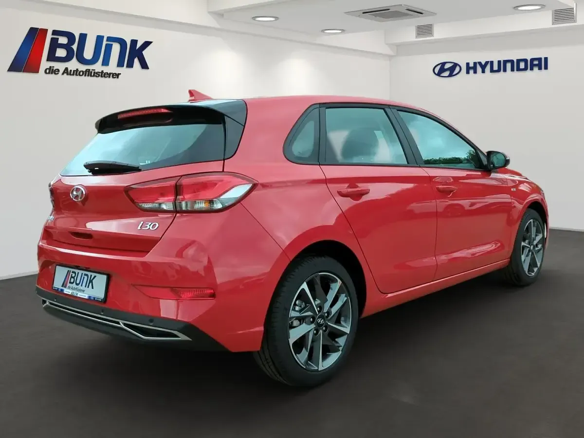 Gebraucht Hyundai i30 Trend 120 PS (88 kW) 2024 Engine red Limousine