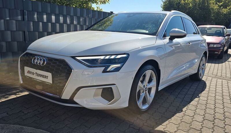 Weiß Gebraucht 2021 Audi A3 Sportback e-tron Sport Limousine | 21.900 € (Fairer Preis) - Bild 1/4