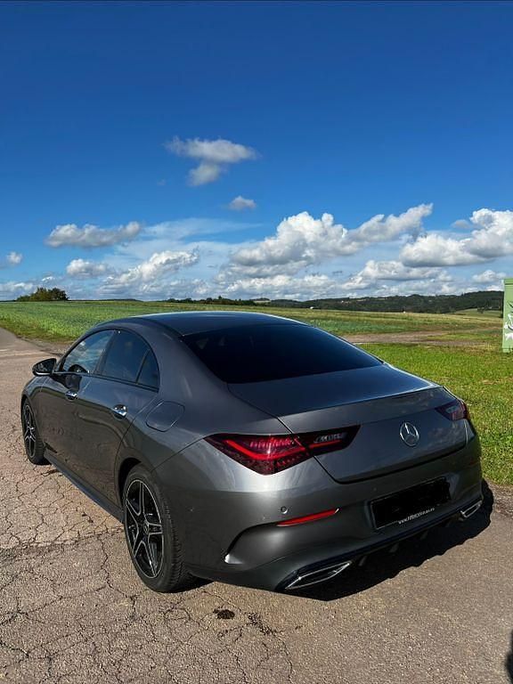 Grau Gebraucht 2023 Mercedes CLA200 Night Coupé | 33.900 € (Fairer Preis) - Bild 1/4