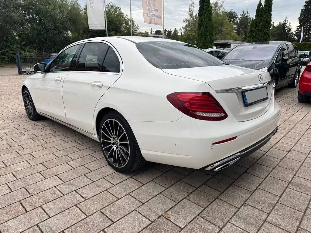 Gebraucht Mercedes E200 Avantgarde 150 PS (110 kW) 2017 Weiß Limousine