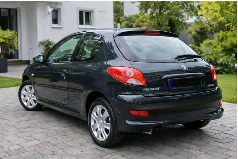 Gebraucht Peugeot 206 60 PS (44 kW) 2011 Schwarz Kleinwagen