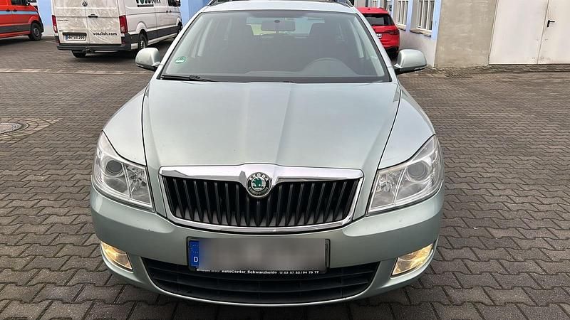 Grün Gebraucht 2011 Skoda Octavia Kombi | 5.250 € (Guter Preis) - Bild 1/4