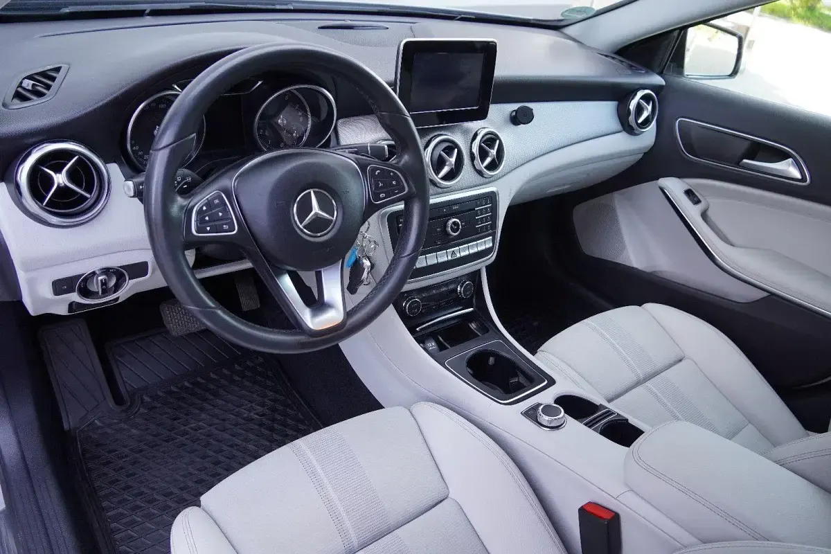 Gebraucht Mercedes GLA250 Urban 211 PS (155 kW) 2017 Silber SUV